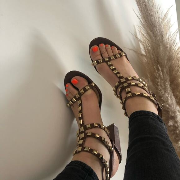 BCBG Brown Leather Gold Metal Studded T- Strap Strappy Sandals Chunky Heel 9 - Picture 13 of 13